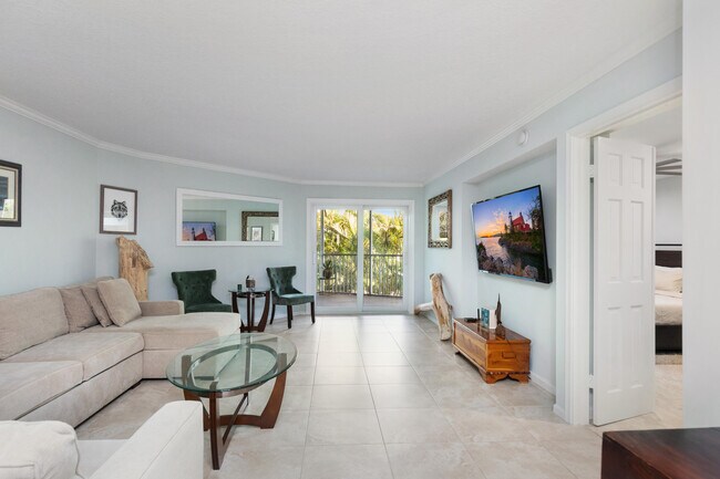 Building Photo - 961 S Ocean Dr