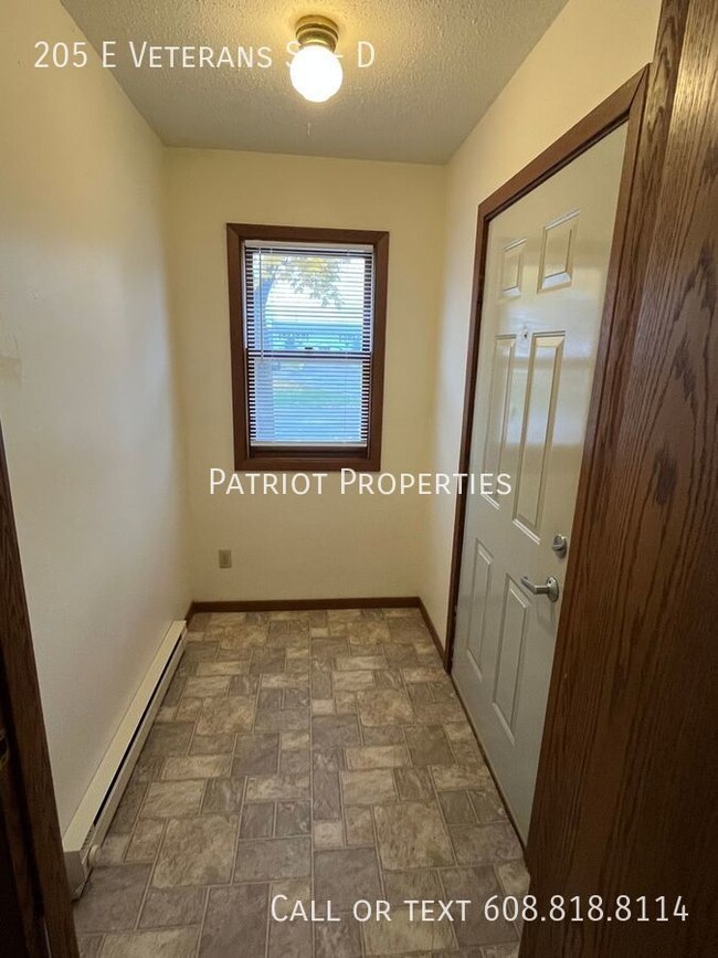 Building Photo - 2 bedroom/ 1 bath apartment in Tomah, WI