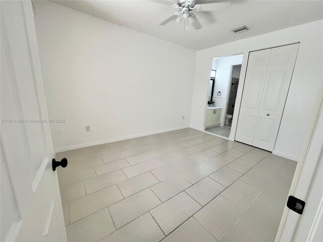 Building Photo - 4285 NE 10th Ct