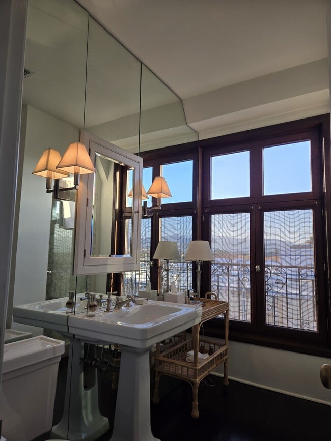 Building Photo - 316 N Rossmore Ave