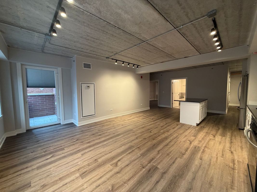 Building Photo - 952 W Carmen Ave