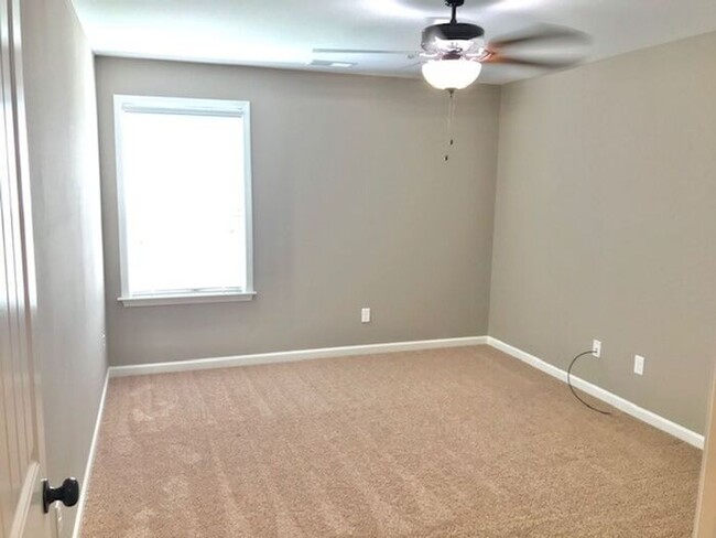 Building Photo - Available Now! 4-Bedroom 2.5 Bath Home In ...