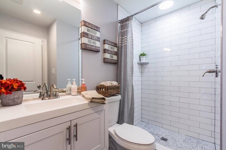 Building Photo - 9 E Fort Ave