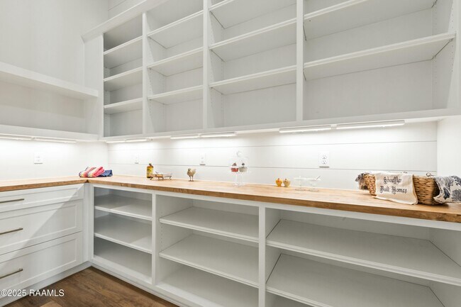 Building Photo - 109 Trailing Oaks Dr