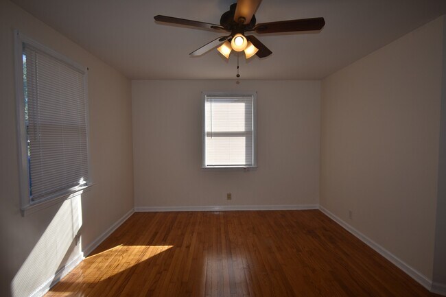 Building Photo - 2 Bedroom Duplex Close to MTSU & Downtown ...