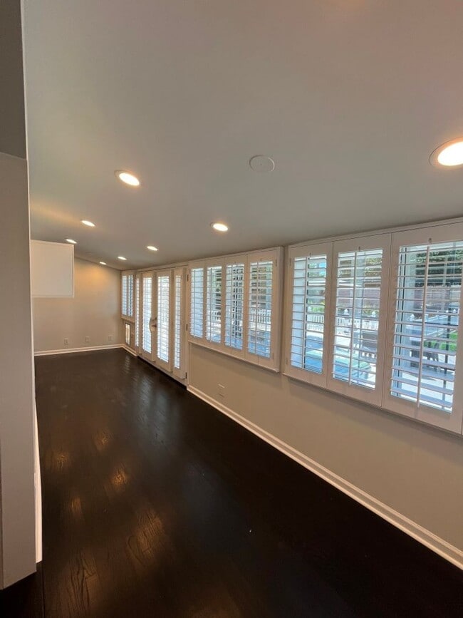 Building Photo - READY FOR MOVE-IN! 3+2.5 w/appliances + great backyard!