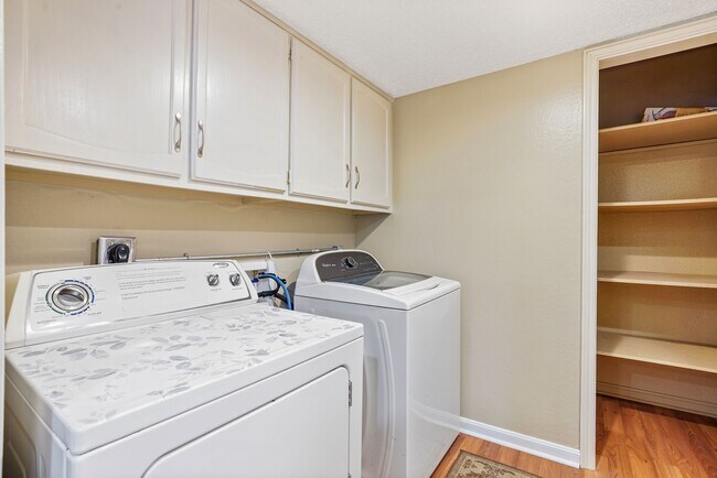 Building Photo - 9 Lakeview Manor