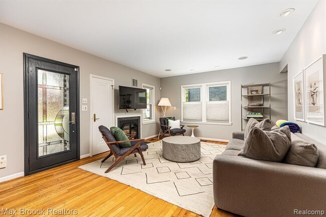 Building Photo - 328 George St