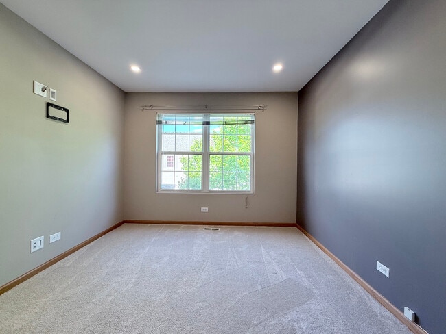Building Photo - 239 Springbrook Trail S