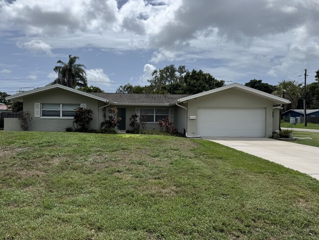 Building Photo - 1400 Viewtop Dr