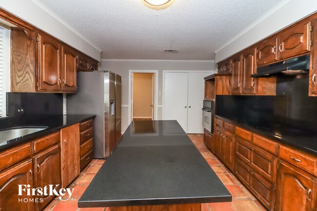 Building Photo - 2102 Greenbriar Ct