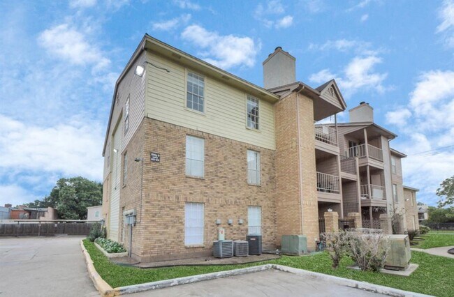 Building Photo - 10101 S Gessner Rd