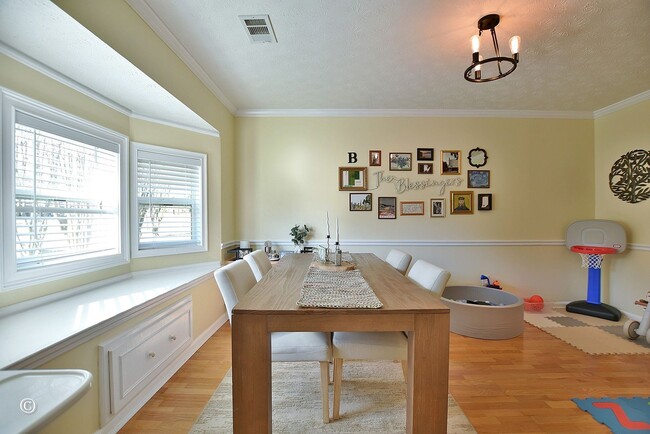 Building Photo - Move-in Ready 1-level in cul de sac with privacy fenced backyard