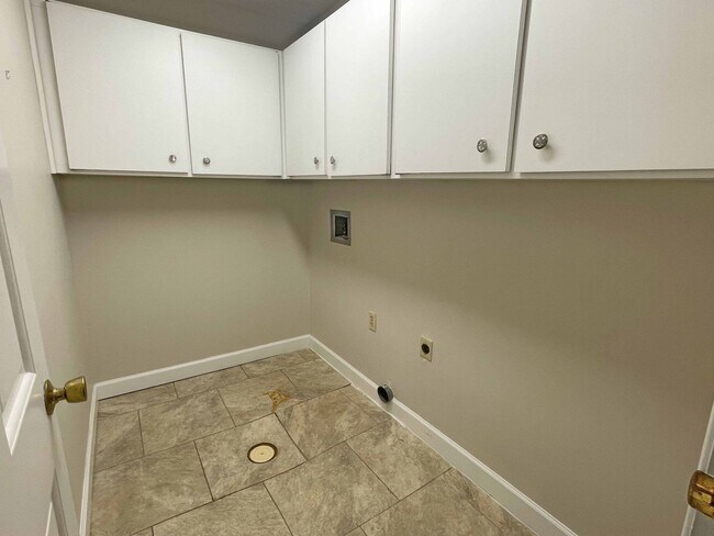 Building Photo - Three bedroom, two full bathrooms house in Enola