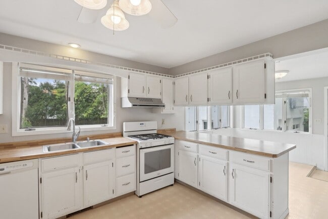 Building Photo - Charming 3-Bedroom Home for Rent in Lake M...