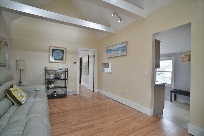 Building Photo - 2331 Edgemere Dr