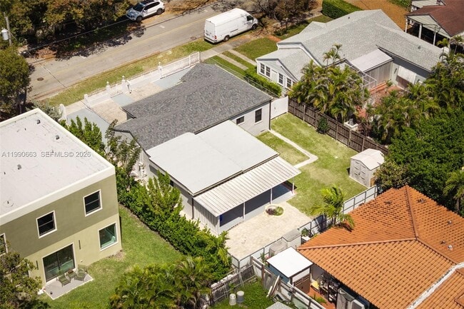 Building Photo - 3640 SW 13th St