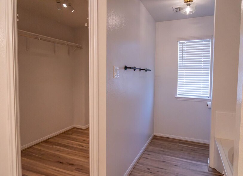 Building Photo - 2309 Loquat Ln