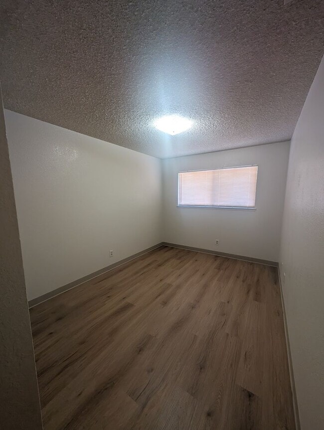 Building Photo - Charming 2-bedroom, 1 bath duplex