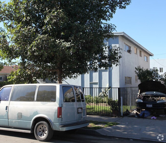 Building Photo - 2527 Elm Ave