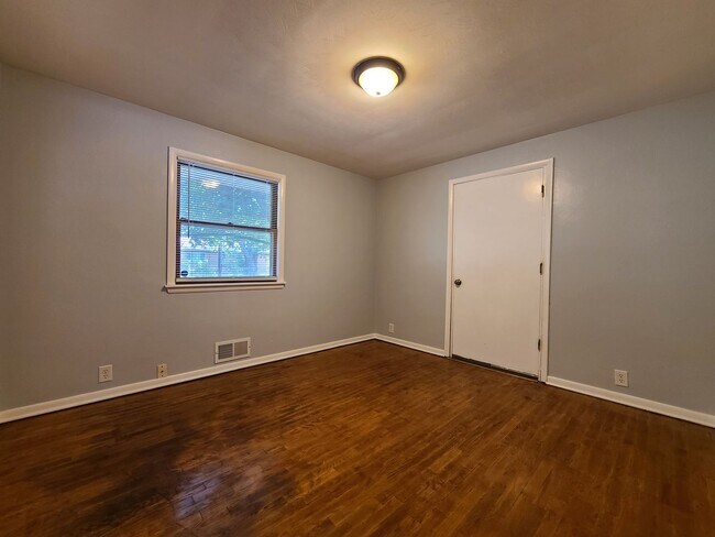 Building Photo - Spacious 4-Bed, 1.5-Bath Home in Benton Ha...