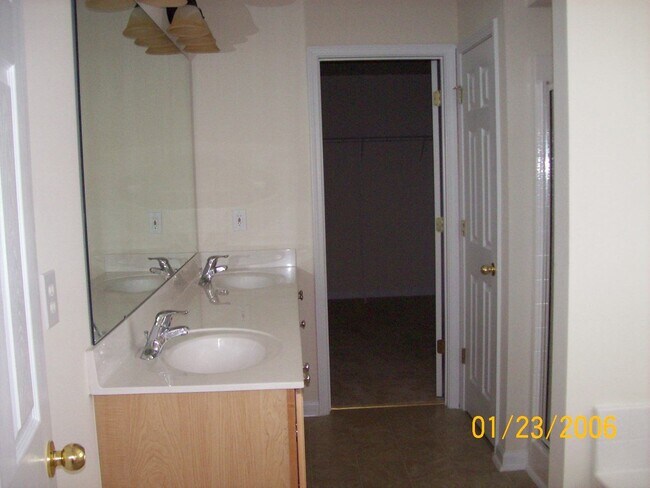 Building Photo - 3 Bedroom, 2.5 Bath Home in Bonnie Vista Community