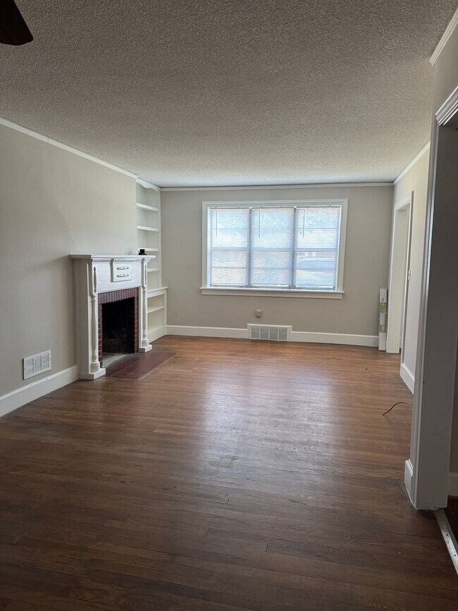 Building Photo - Great Price and location!