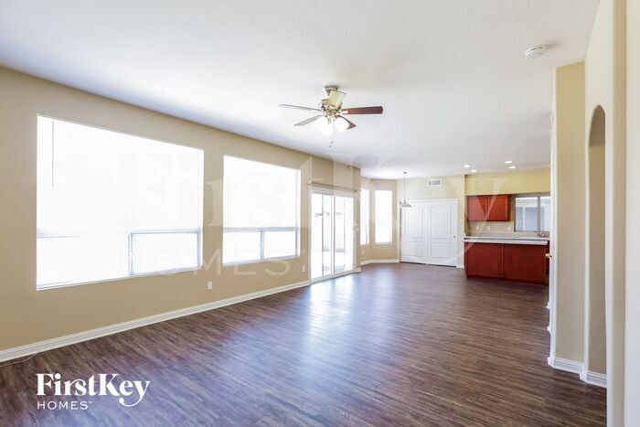 Building Photo - 912 E Baylor Ln