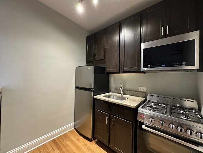 Building Photo - 4619 N Paulina St