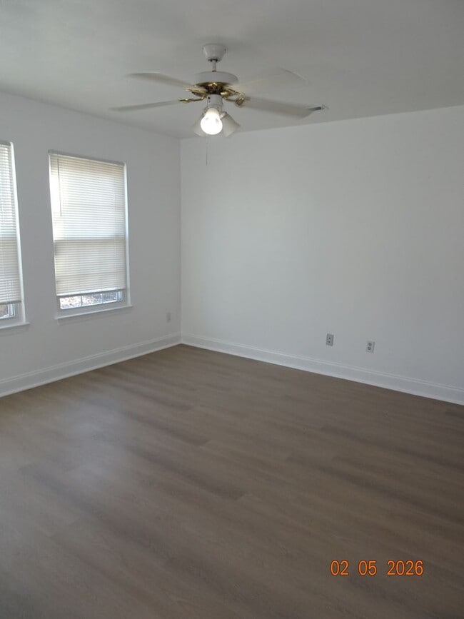 Building Photo - 3 Bedrooms, 2 Full Bathrooms Duplex