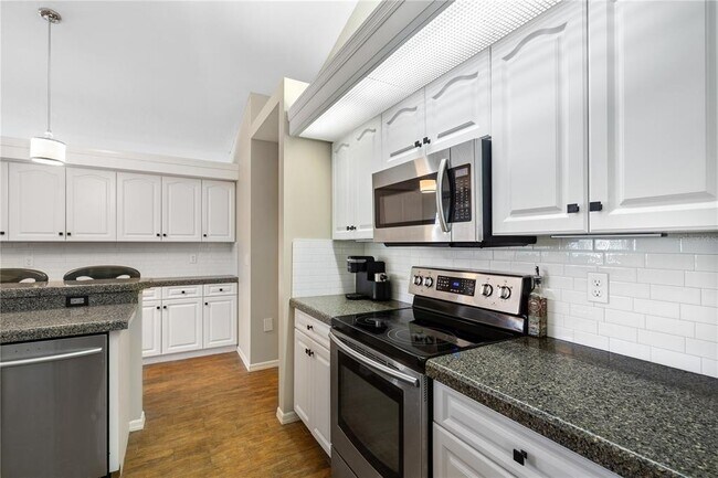 Building Photo - 5828 Sandy Pointe Dr