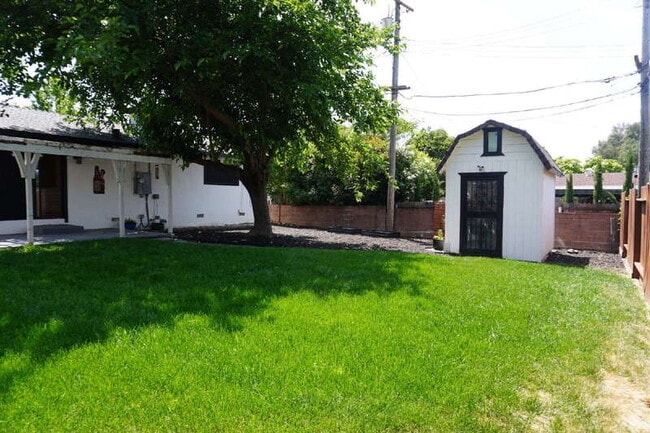 Building Photo - 8021 Glen Eva Way