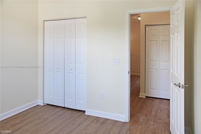 Building Photo - 3 br, 2.5 bath Townhome - 12442 Emerald Cr...