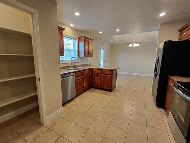 Building Photo - Beautiful home close to post