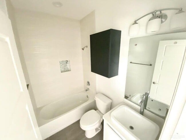 Building Photo - 11 West Dr