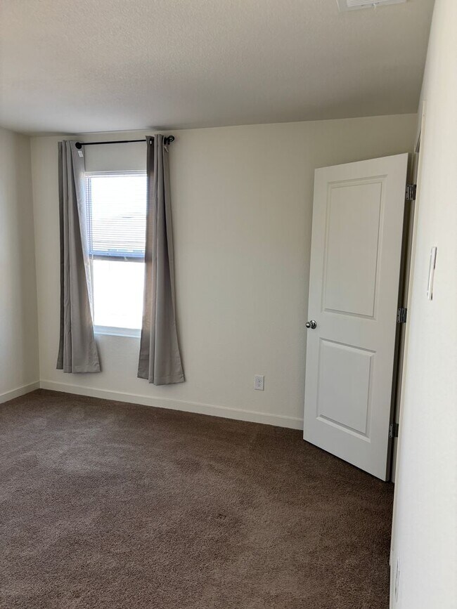 Building Photo - MOVE IN SPECIAL - 1/2 OFF THE 1ST MONTH RENT FOR QUALIFIED APPLICANT(S) AND RENTAL AMOUNT JUST RE...