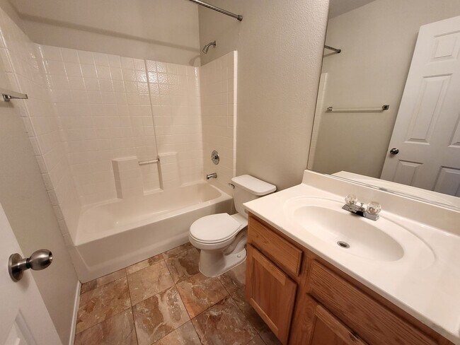 Building Photo - 4 Bedroom House, Private Pool,  Large Pets Welcome