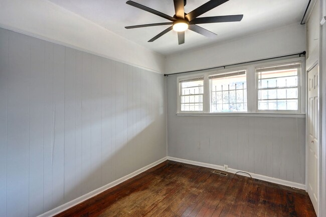 Building Photo - 4 Bedroom house---walk to Forsyth in 15 minutes