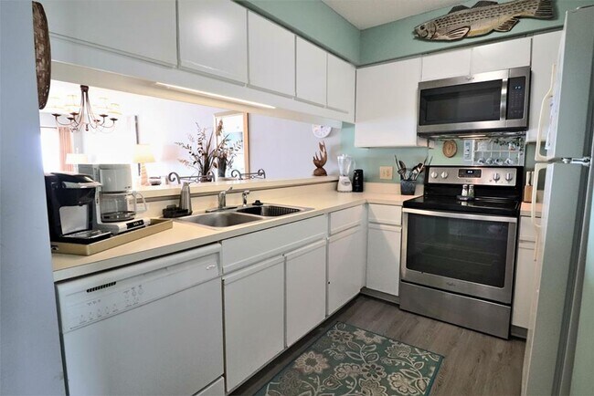Building Photo - *Off Season Rental* Oceanfront *Queen's Gr...