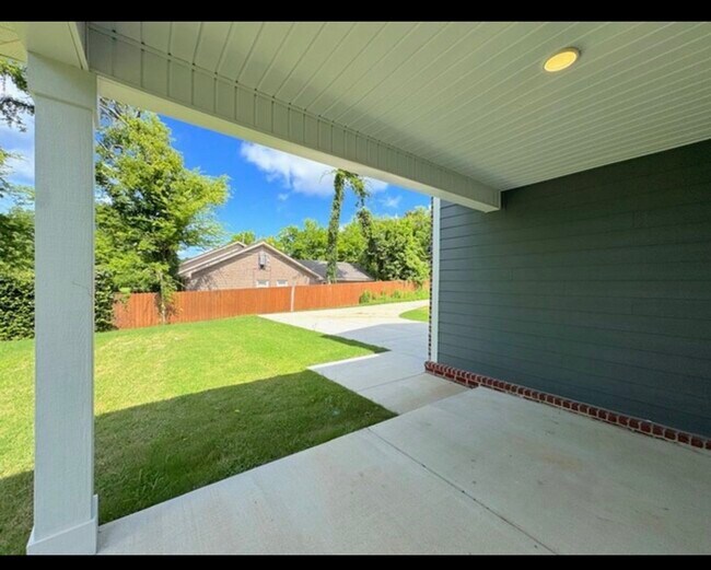 Building Photo - 1728 Windsor Hill Blvd