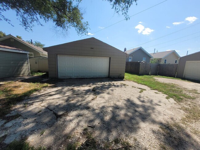 Building Photo - 2 Bedroom, 2 Bathroom Home with large garage!