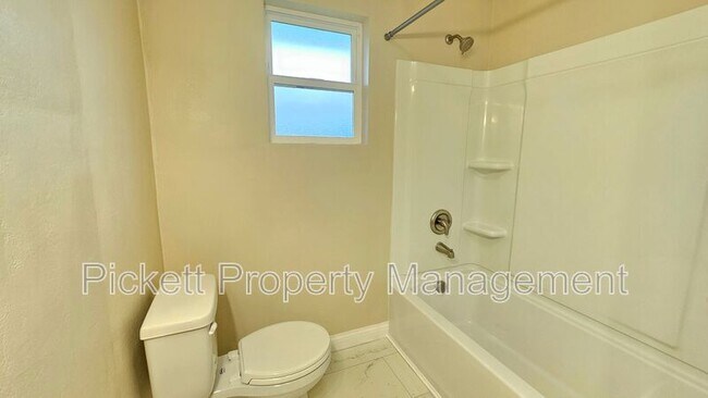 Building Photo - 2514 Spring St