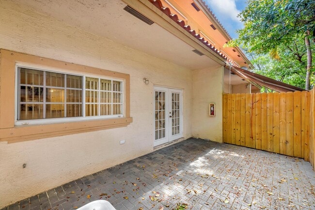 Building Photo - 3055 Riverside Dr