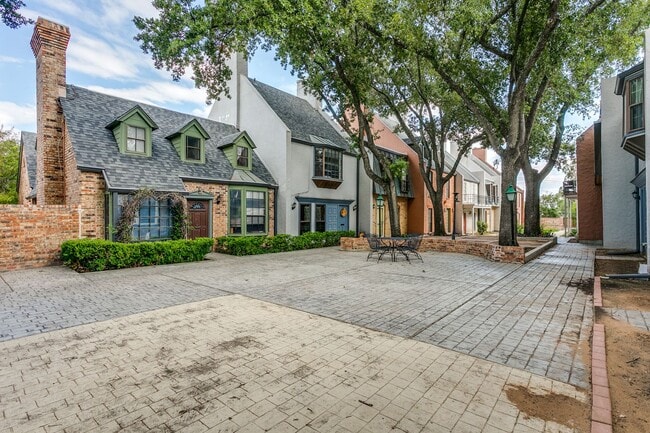 Building Photo - TERRELL HILLS TOWNHOUSE