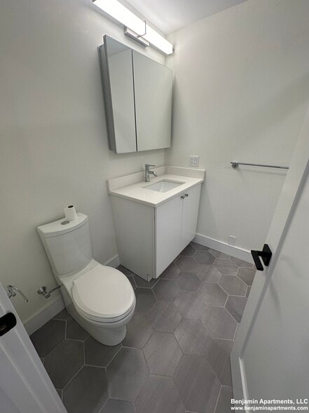 Building Photo - 104-106 Warren St. Unit 3