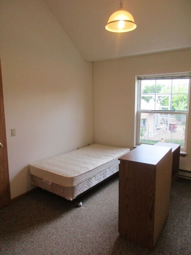 Building Photo - 3 Bedroom, 2 Bath