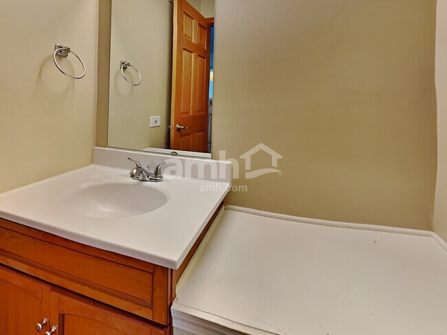 Building Photo - 1440 Summerhill Dr