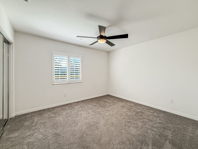 Building Photo - 3 bed, 2 1/2 bath townhome in sought-after Oak Terrace community
