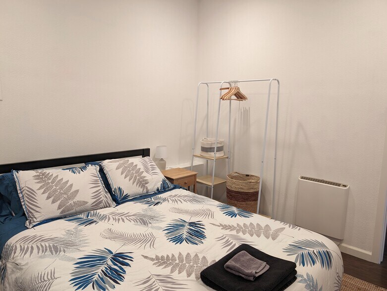 Queen memory foam bed with cotton sheets - 26 Saddle Brook Ct