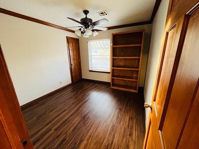 Building Photo - Charming 3-Bedroom Duplex in West Norman